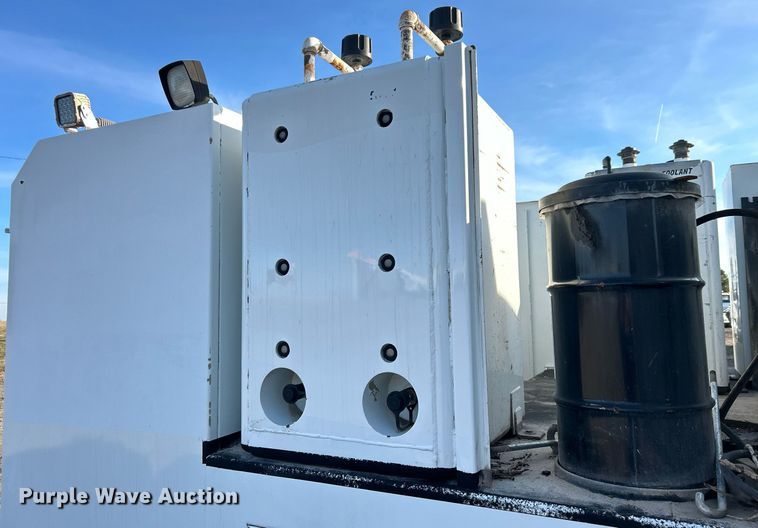 image for item EG1212 2015 International  4400 SBA fuel / lube truck