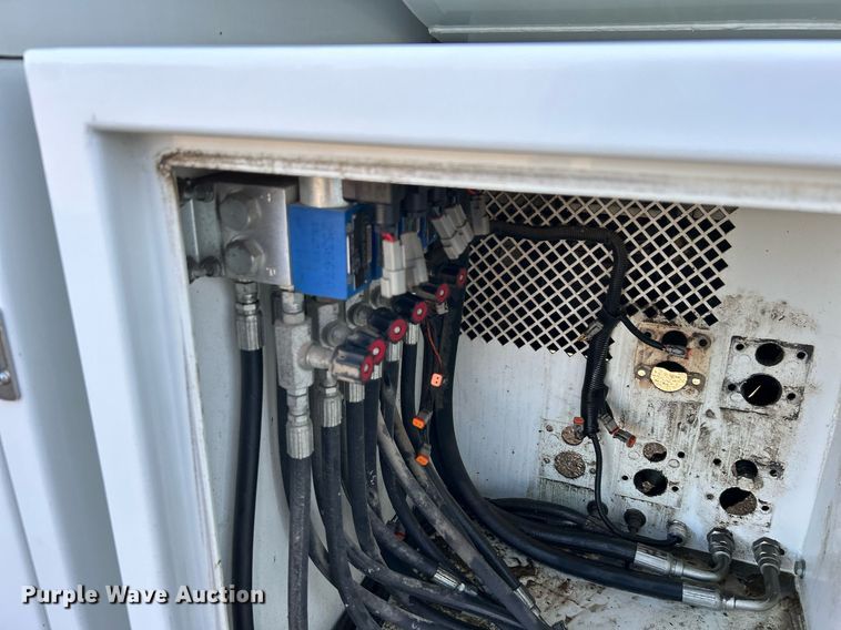 image for item EG1212 2015 International  4400 SBA fuel / lube truck