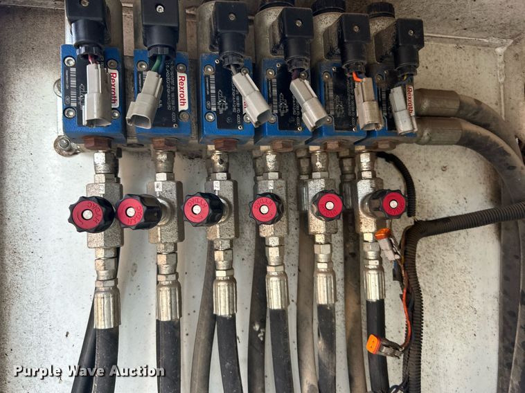 image for item EG1212 2015 International  4400 SBA fuel / lube truck