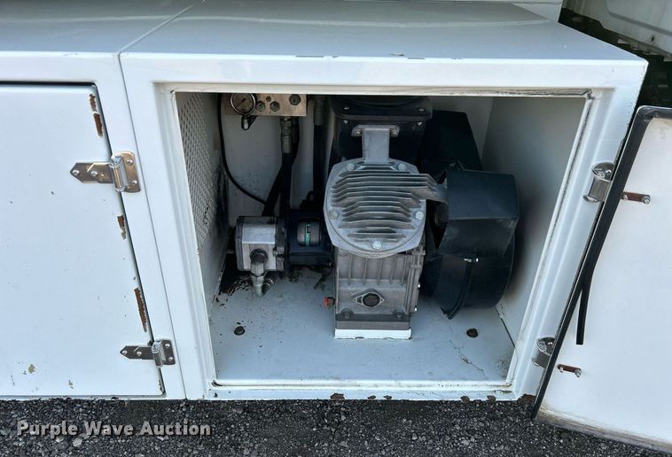 image for item EG1212 2015 International  4400 SBA fuel / lube truck