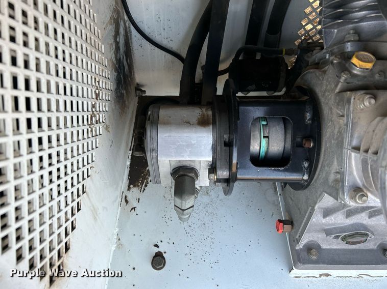 image for item EG1212 2015 International  4400 SBA fuel / lube truck