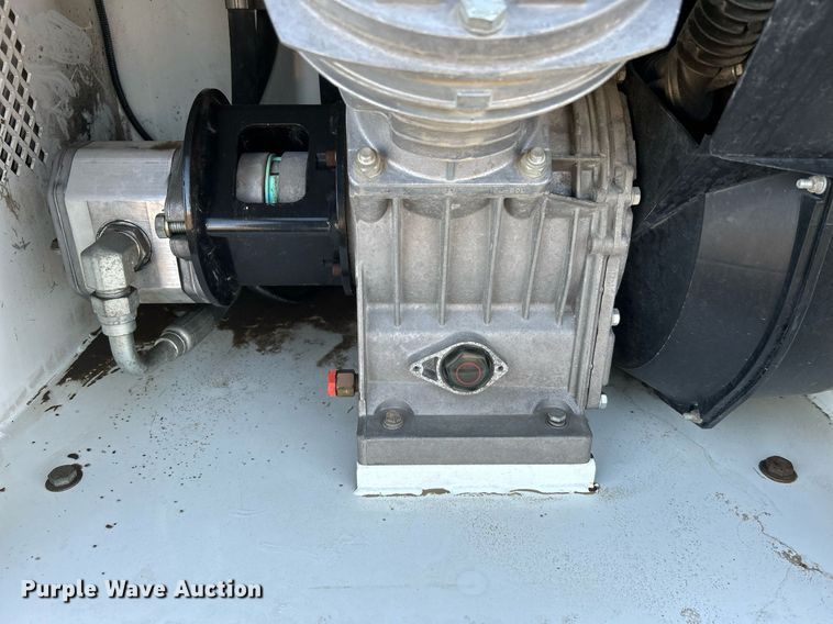 image for item EG1212 2015 International  4400 SBA fuel / lube truck