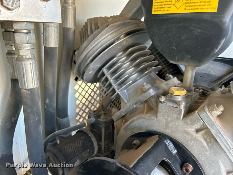 image for item EG1212 2015 International  4400 SBA fuel / lube truck