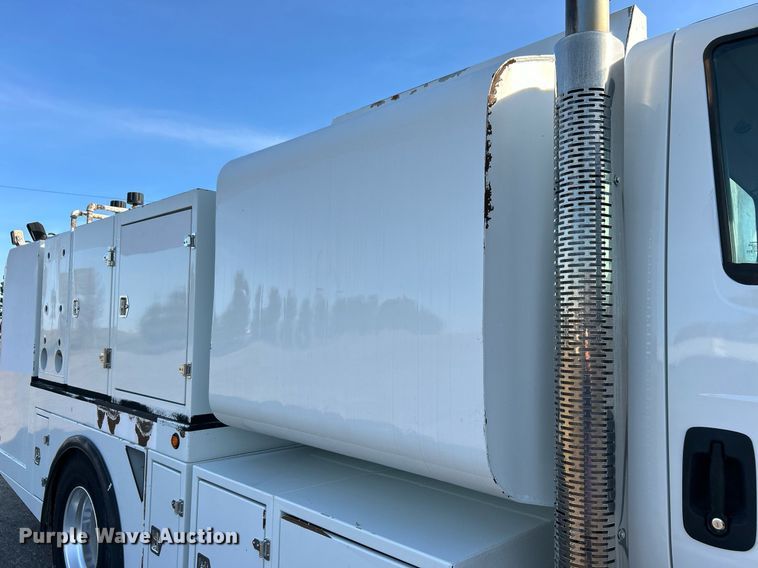 image for item EG1212 2015 International  4400 SBA fuel / lube truck