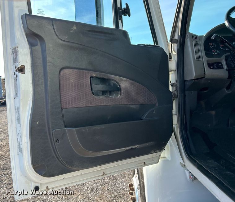 image for item EG1212 2015 International  4400 SBA fuel / lube truck