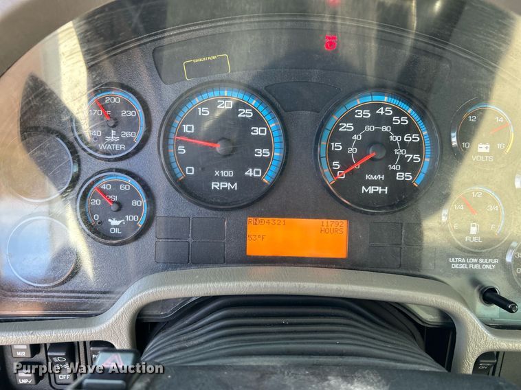 image for item EG1212 2015 International  4400 SBA fuel / lube truck