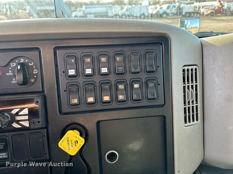 image for item EG1212 2015 International  4400 SBA fuel / lube truck