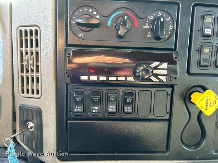 image for item EG1212 2015 International  4400 SBA fuel / lube truck