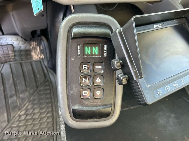 image for item EG1212 2015 International  4400 SBA fuel / lube truck