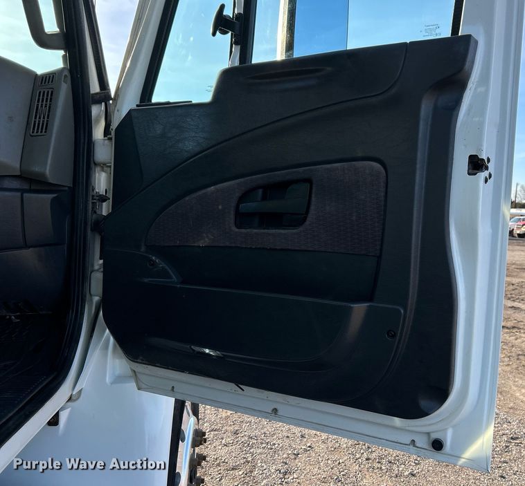 image for item EG1212 2015 International  4400 SBA fuel / lube truck