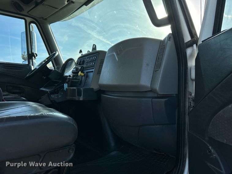 image for item EG1212 2015 International  4400 SBA fuel / lube truck