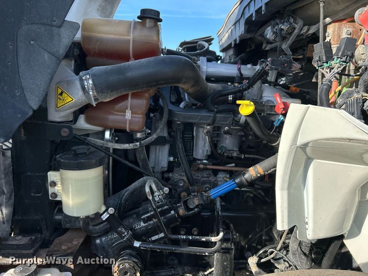 image for item EG1212 2015 International  4400 SBA fuel / lube truck