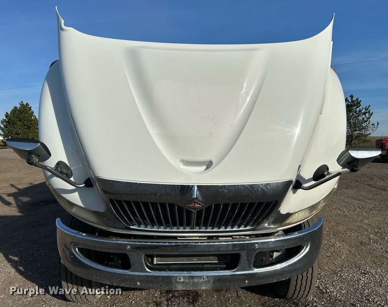 image for item EG1212 2015 International  4400 SBA fuel / lube truck