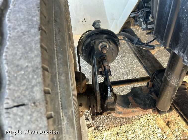 image for item EG1212 2015 International  4400 SBA fuel / lube truck