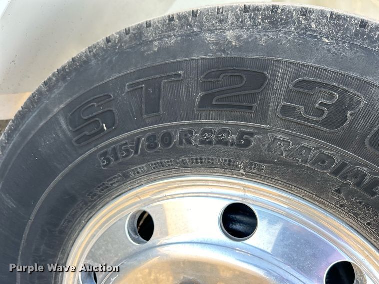 image for item EG1212 2015 International  4400 SBA fuel / lube truck