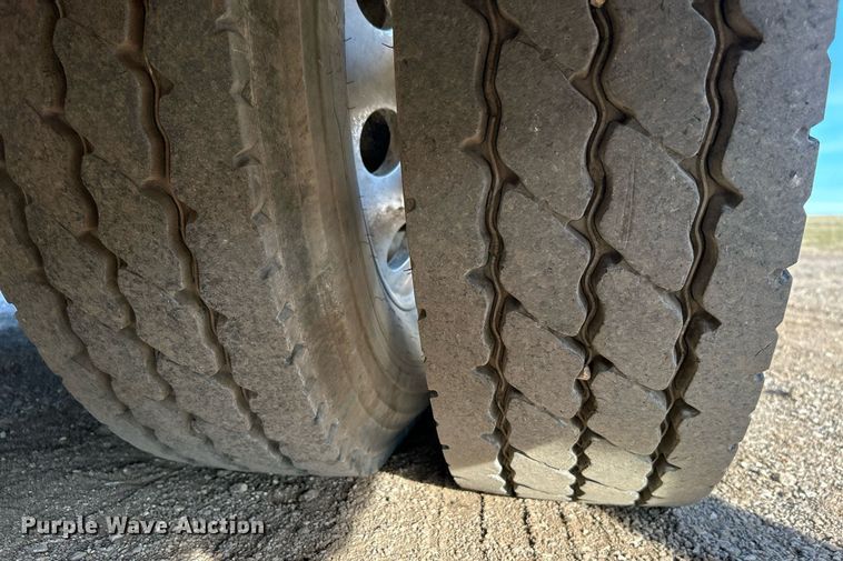 image for item EG1212 2015 International  4400 SBA fuel / lube truck