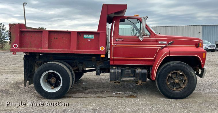 image for item EG1216 1985 Ford F700 dump truck