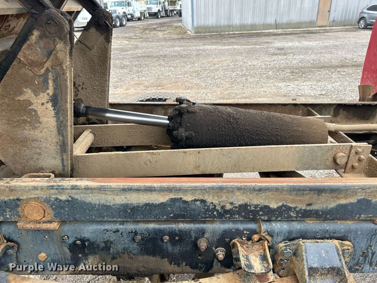 image for item EG1216 1985 Ford F700 dump truck