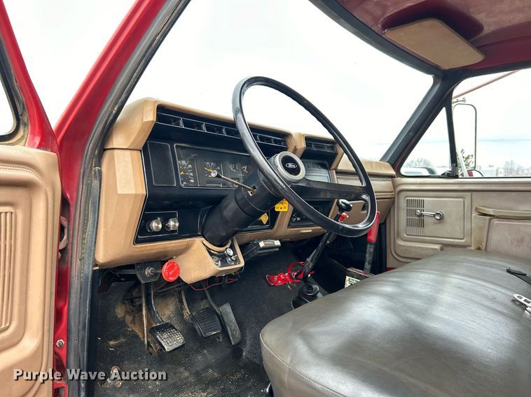 image for item EG1216 1985 Ford F700 dump truck
