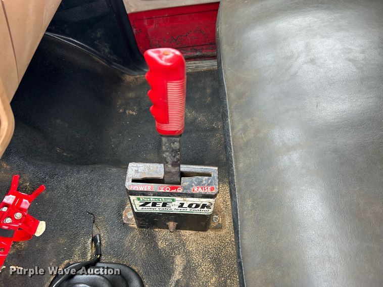 image for item EG1216 1985 Ford F700 dump truck