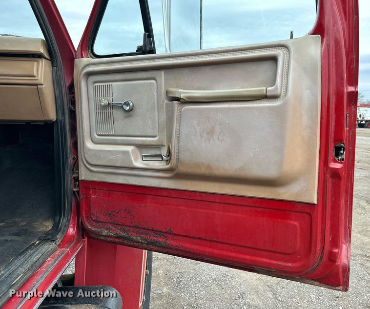 image for item EG1216 1985 Ford F700 dump truck