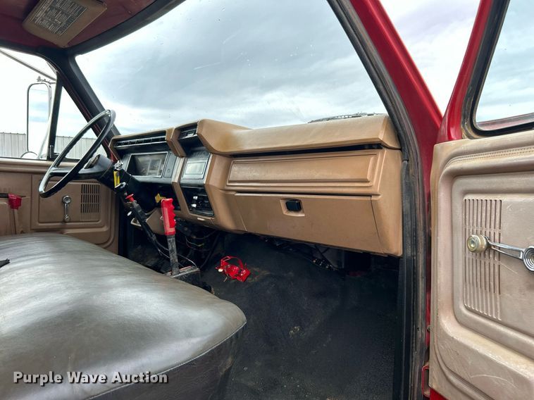 image for item EG1216 1985 Ford F700 dump truck