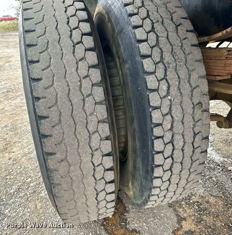 image for item EG1216 1985 Ford F700 dump truck