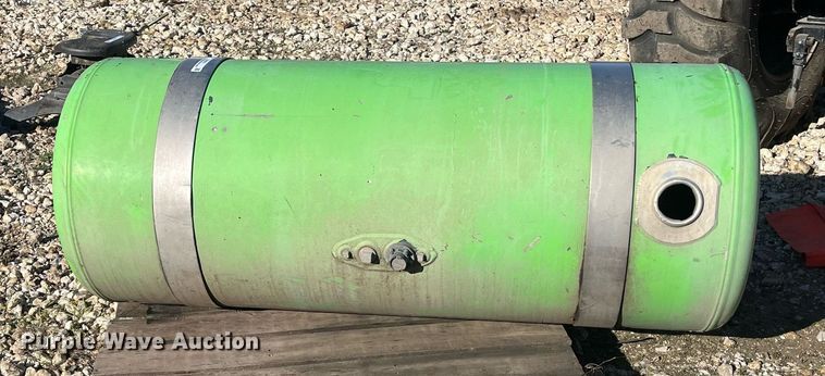 image for item EI0672 Peterbilt Fuel tank