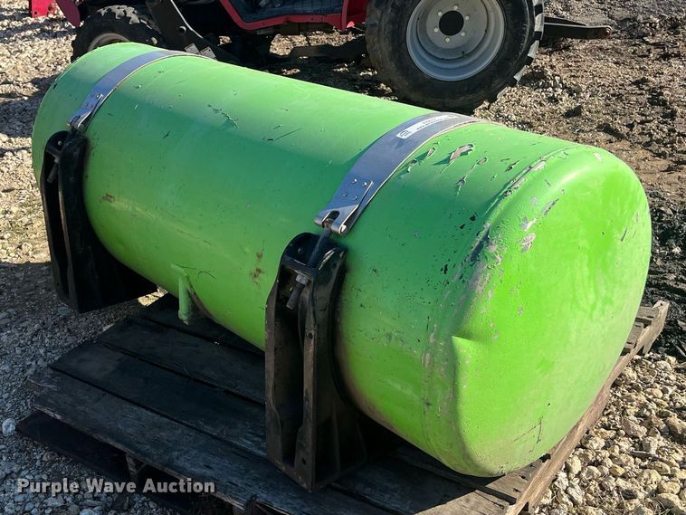 image for item EI0672 Peterbilt Fuel tank