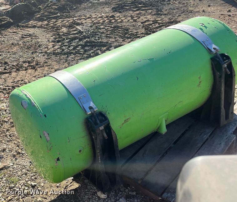 image for item EI0672 Peterbilt Fuel tank