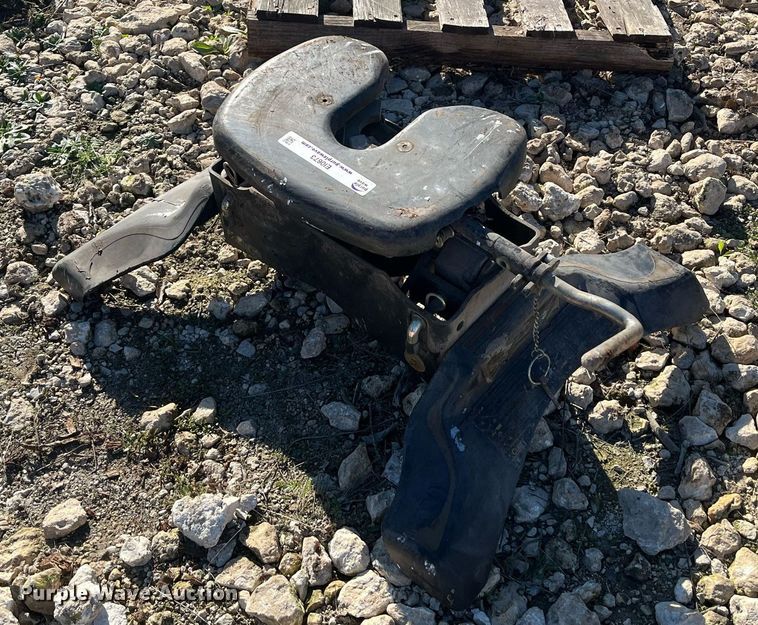 image for item EI0673 Curt 20k fifth wheel hitch