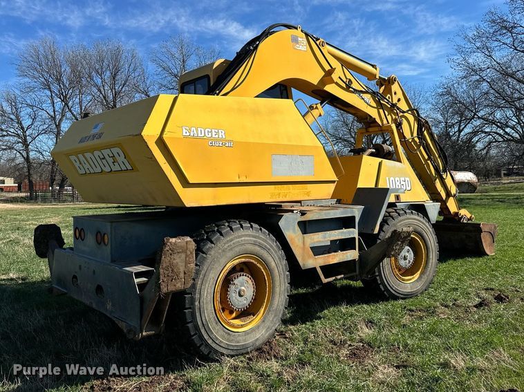 image for item EJ0262 2000 Badger 1085D wheeled excavator