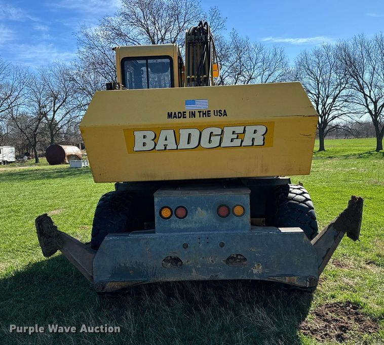 image for item EJ0262 2000 Badger 1085D wheeled excavator