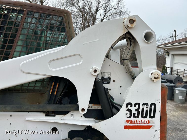 image for item EK4040 2005 Bobcat S300 skid steer loader
