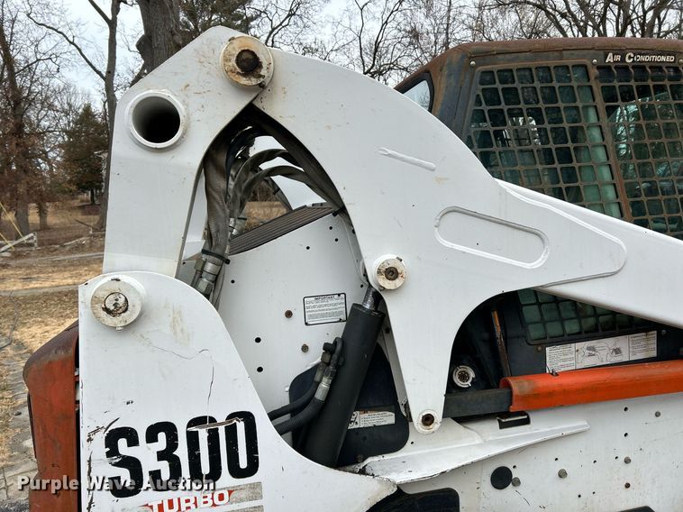 image for item EK4040 2005 Bobcat S300 skid steer loader
