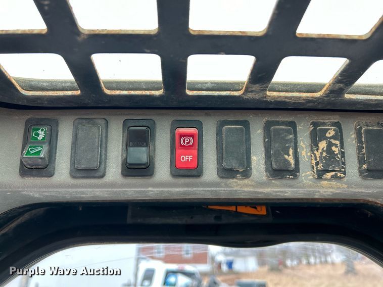 image for item EK4040 2005 Bobcat S300 skid steer loader