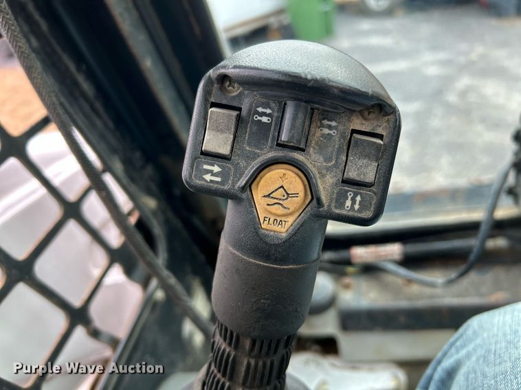 image for item EK4040 2005 Bobcat S300 skid steer loader