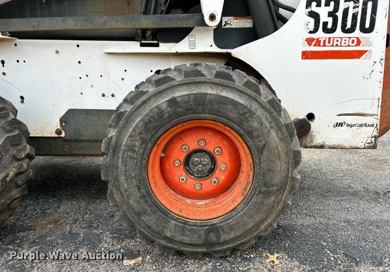 image for item EK4040 2005 Bobcat S300 skid steer loader