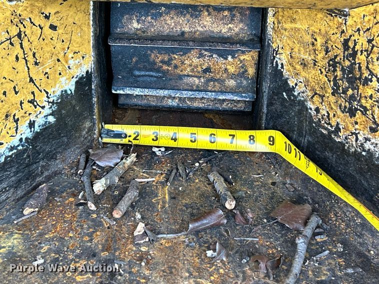 image for item EK4056 2015 Vermeer BC700XL wood chipper