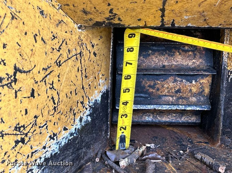 image for item EK4056 2015 Vermeer BC700XL wood chipper