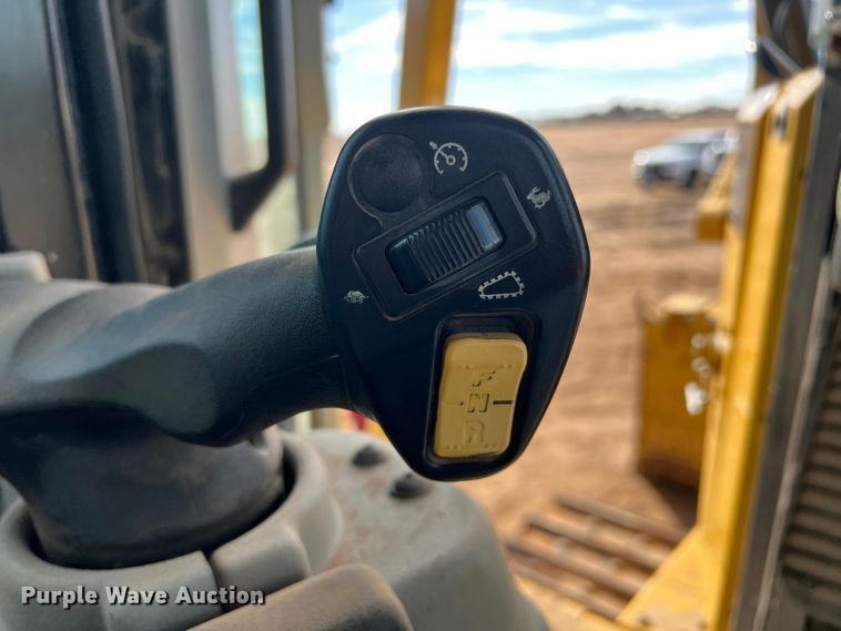 image for item JT9015 2013 Caterpillar D6T XL dozer