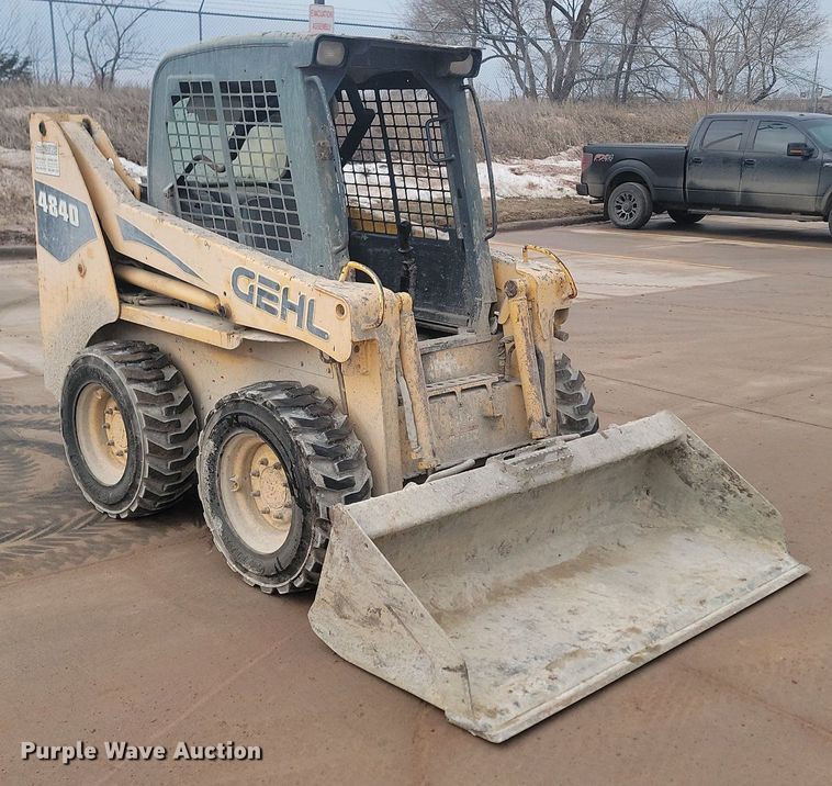 image for item LA9625 2004 Gehl 4840 skid steer loader