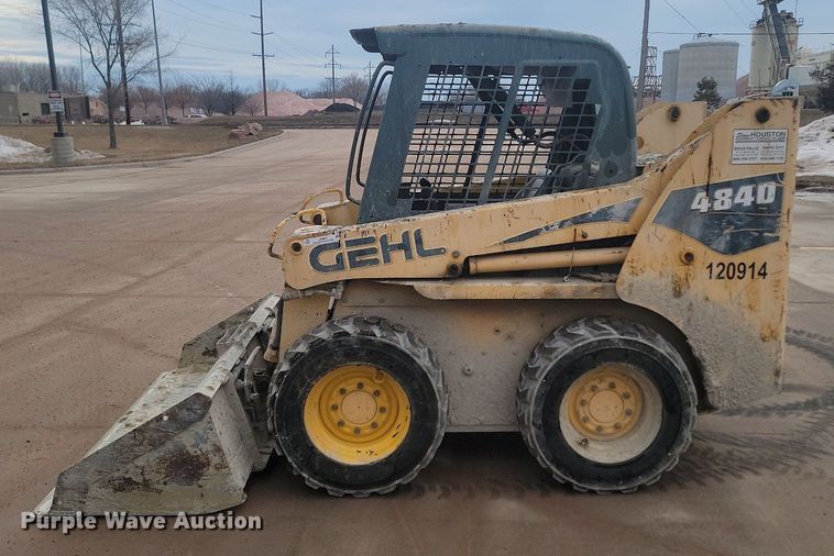 image for item LA9625 2004 Gehl 4840 skid steer loader