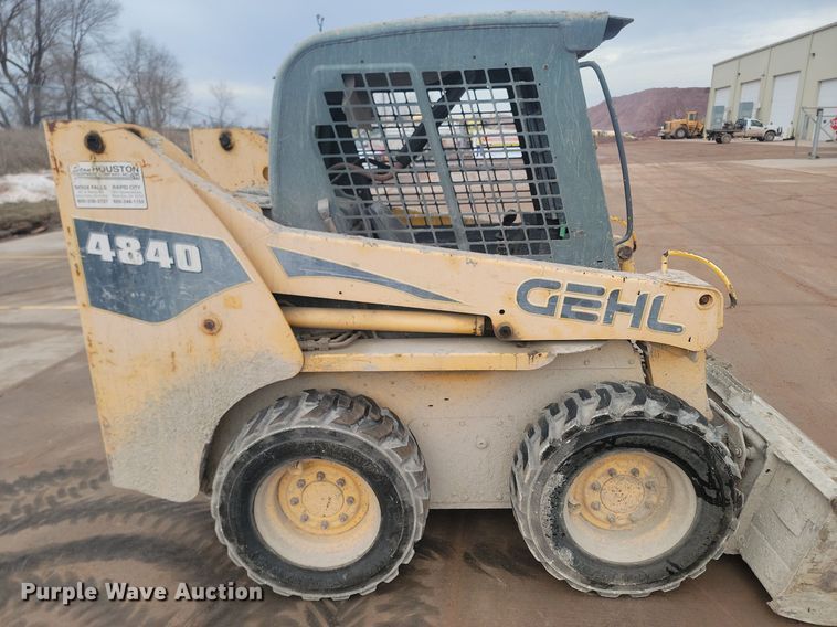 image for item LA9625 2004 Gehl 4840 skid steer loader
