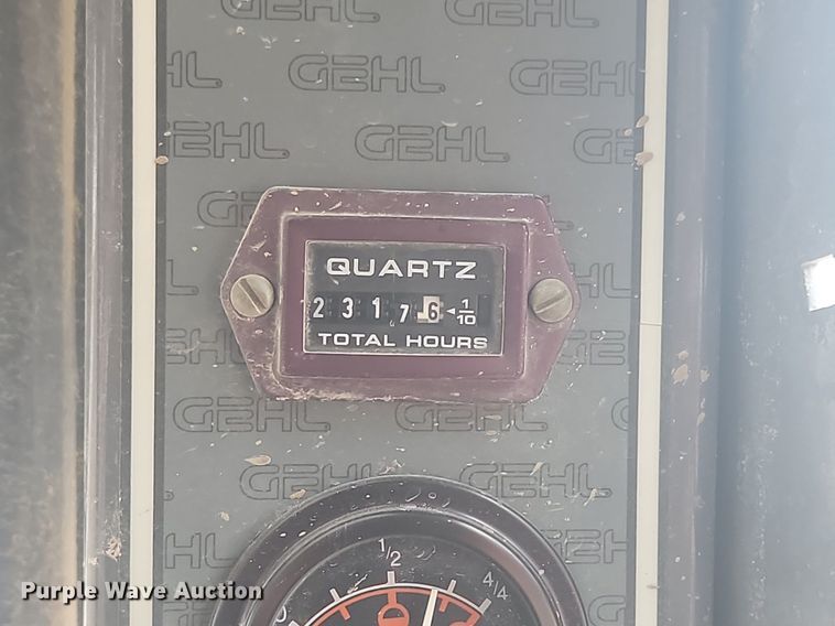 image for item LA9625 2004 Gehl 4840 skid steer loader