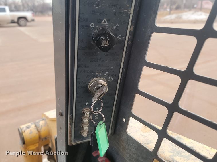 image for item LA9625 2004 Gehl 4840 skid steer loader