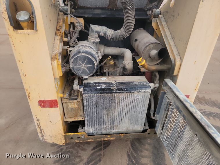 image for item LA9625 2004 Gehl 4840 skid steer loader