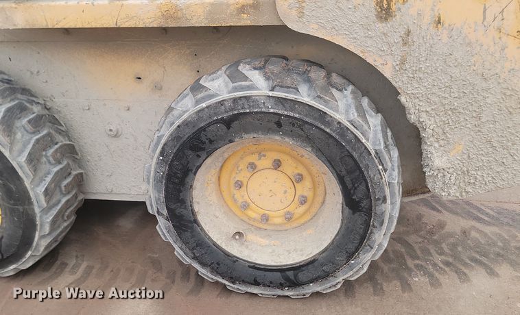 image for item LA9625 2004 Gehl 4840 skid steer loader