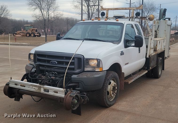 image for item LA9627 2004 Ford  F550 SuperCab flatbed truck