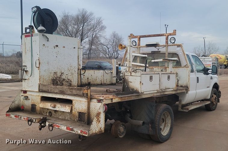 image for item LA9627 2004 Ford  F550 SuperCab flatbed truck